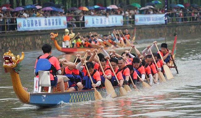 The company's dragon boat team participated in the 20-year high-tech zone dragon boat race